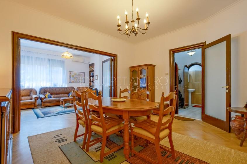 Apartament cu 5 camere semidecomandat, mobilat în Polonă