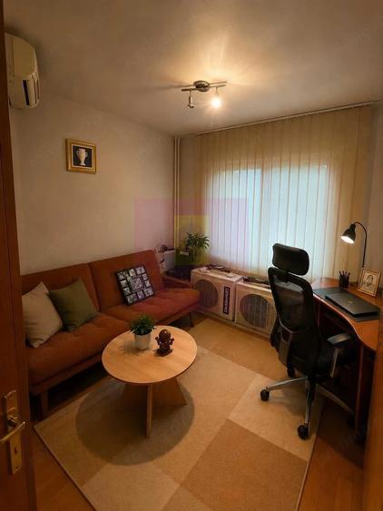 Apartament vanzare 3 camere Decebal - 2