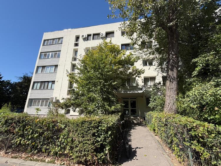 Apartament cu 3 camere semidecomandat în Titan