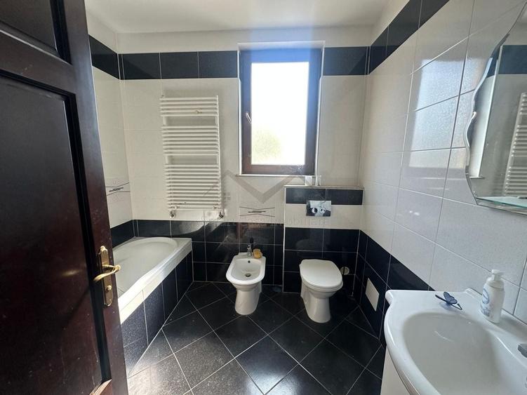 Apartament cu 4 camere decomandat în Cug