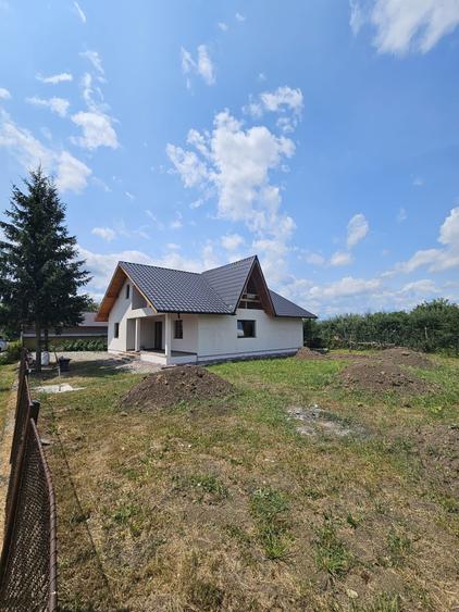 Casă cu 4 camere în Zănești