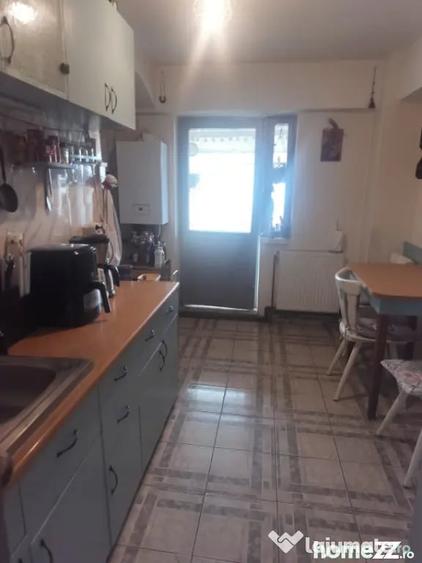 Apartament cu 3 camere decomandat în Sărari