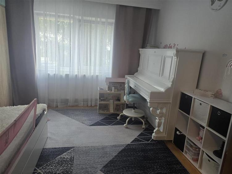 Apartament cu 3 camere decomandat, mobilat în Central