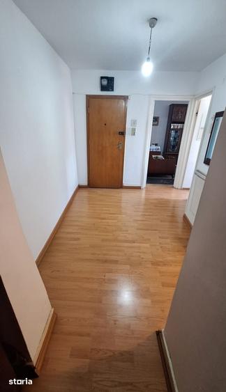 Apartament cu 3 camere decomandat în Sud