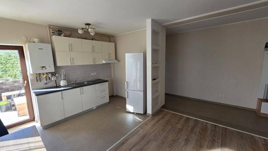 Apartament cu 3 camere semidecomandat, mobilat în Dumbrăvița