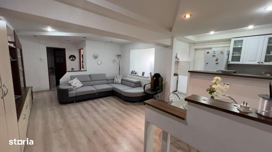 Apartament cu 4 camere decomandat în Petros