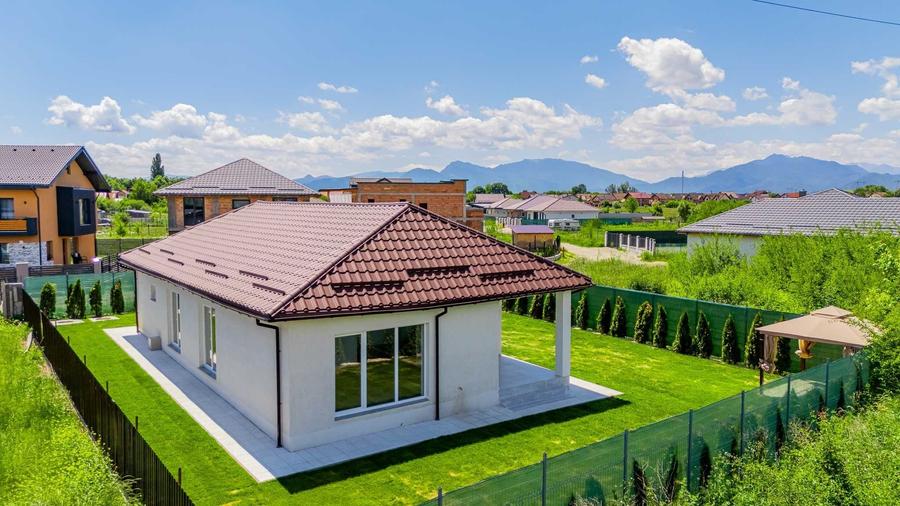 Casă cu 4 camere decomandat în Hărman
