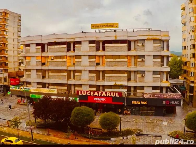 Spațiu comercial, de 11,000 mp, în Central