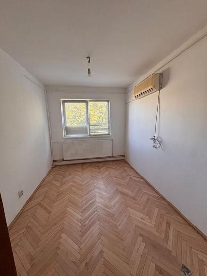 Apartament cu 3 camere semidecomandat în Circumvalațiunii