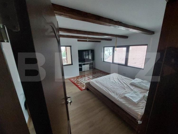 Casă individuală cu 8 camere cu Canalizare în Săcele