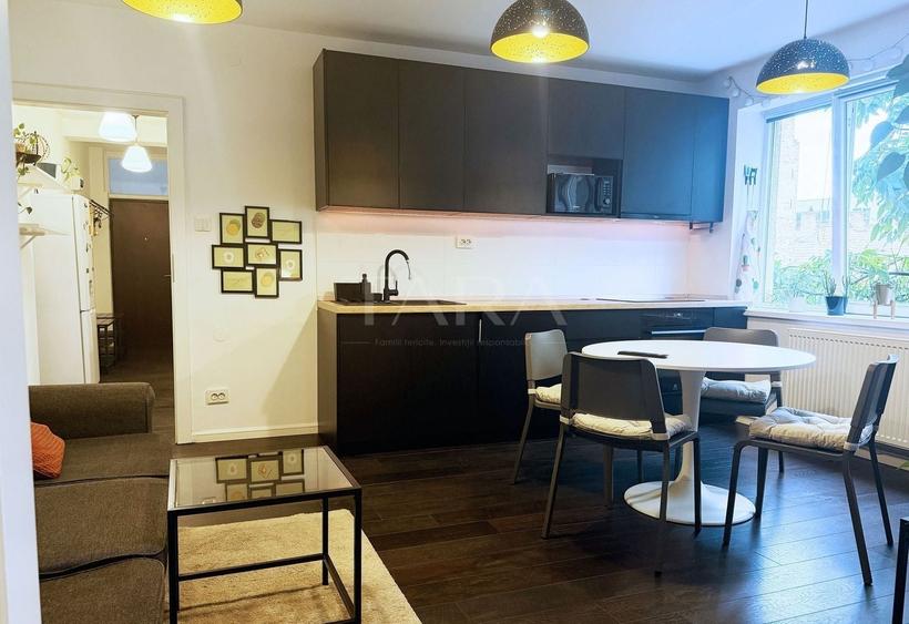 Apartament cu 3 camere semidecomandat, mobilat în Central