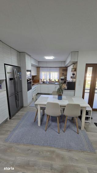 Casă cu 5 camere cu Teren 14000 Mp în Păulești