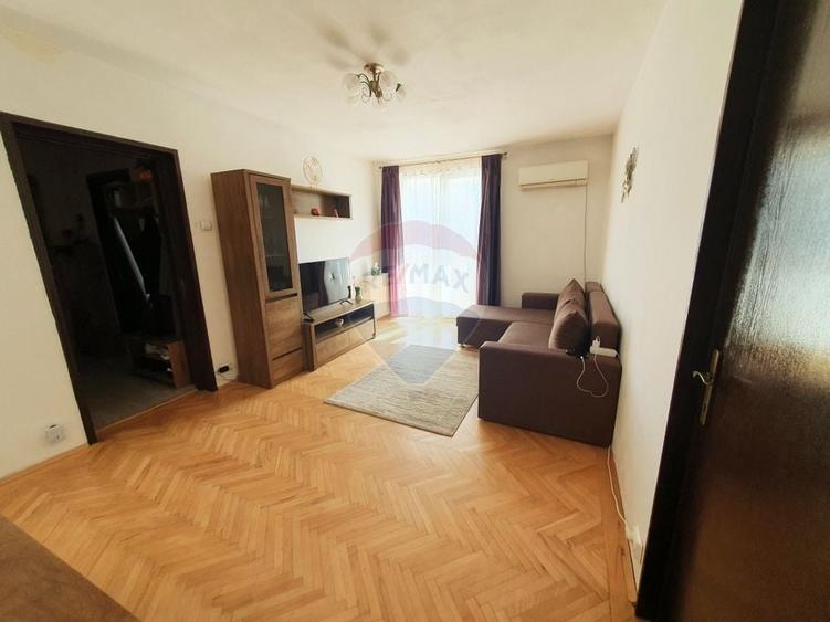 Apartament cu 3 camere semidecomandat, mobilat în Titan