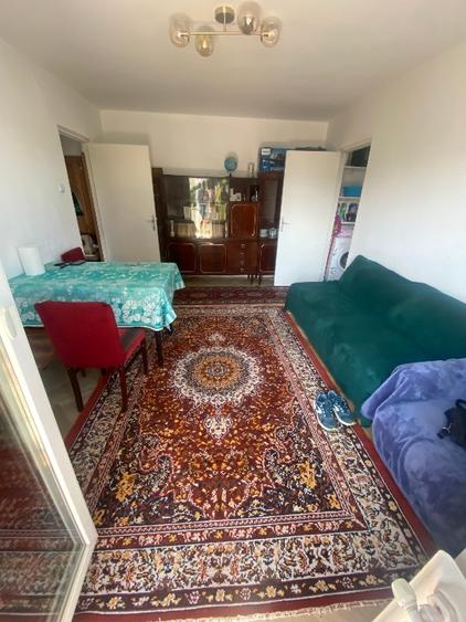 Apartament cu 3 camere semidecomandat în Vlahuță
