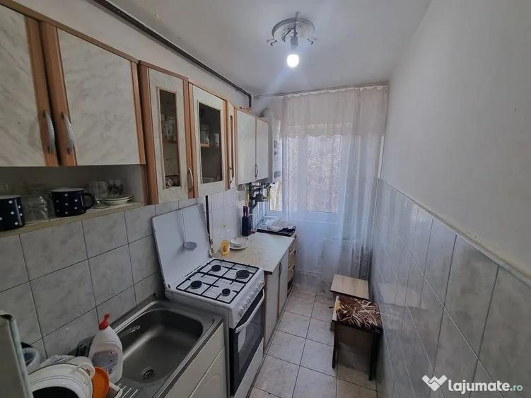 Apartament cu 3 camere semidecomandat în Km 4