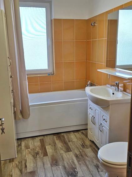 Apartament cu 3 camere semidecomandat în Florești