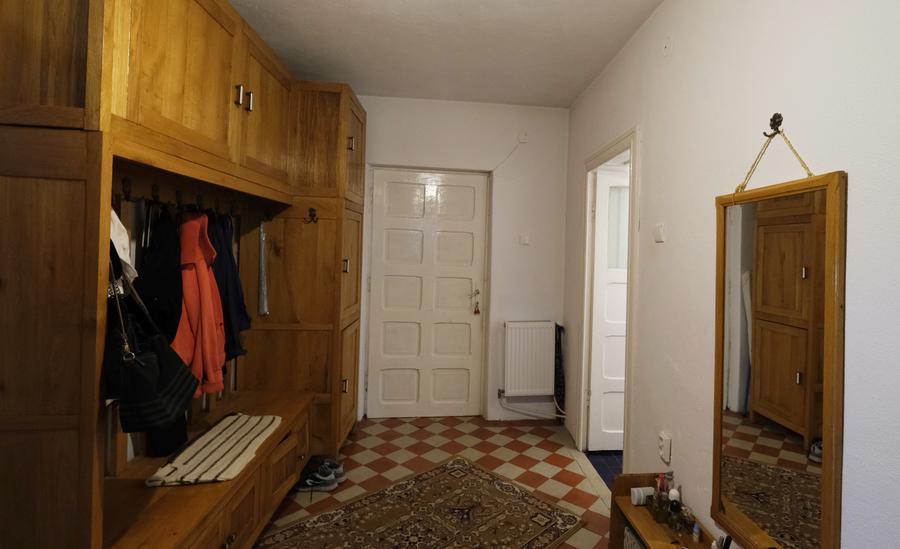 Casă individuală cu 7 camere cu Canalizare în Fieni