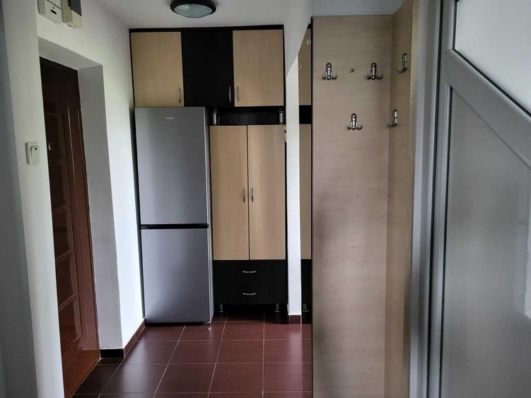 Apartament cu 3 camere decomandat în Voineasa