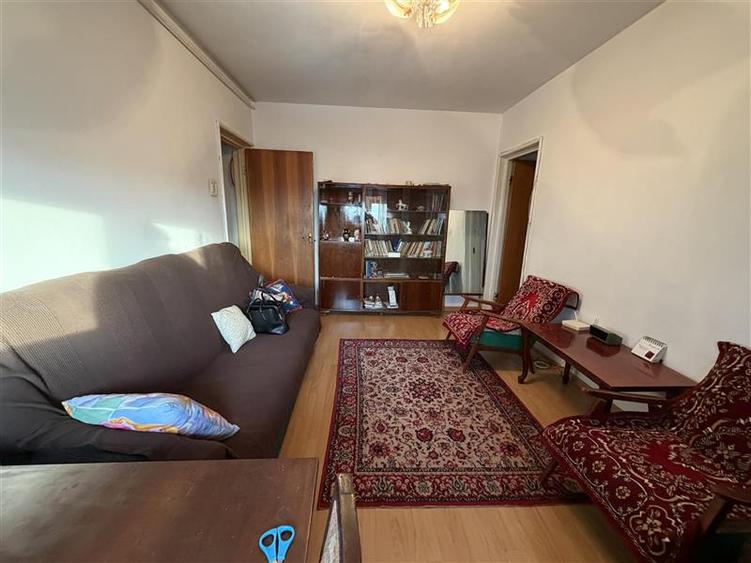 Apartament cu 4 camere nedecomandat în Drumul Taberei