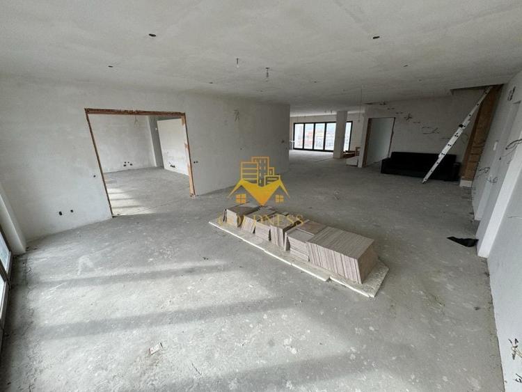 Apartament cu 5 camere semidecomandat în Calea Turzii