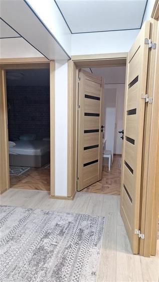 Apartament cu 3 camere decomandat, mobilat în Central