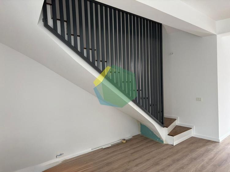 Duplex cu 5 camere cu Canalizare în Central
