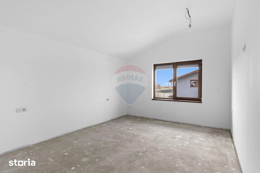 Casă cu 7 camere cu Teren 437 Mp în Livada
