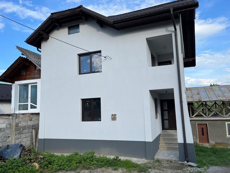 Casă cu 6 camere cu Teren 678 Mp în Central