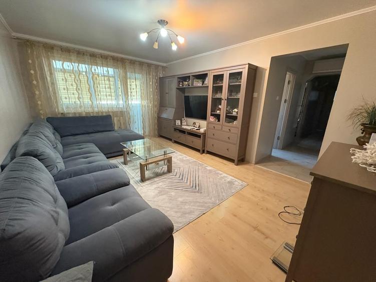 Apartament cu 4 camere decomandat, mobilat în Balada