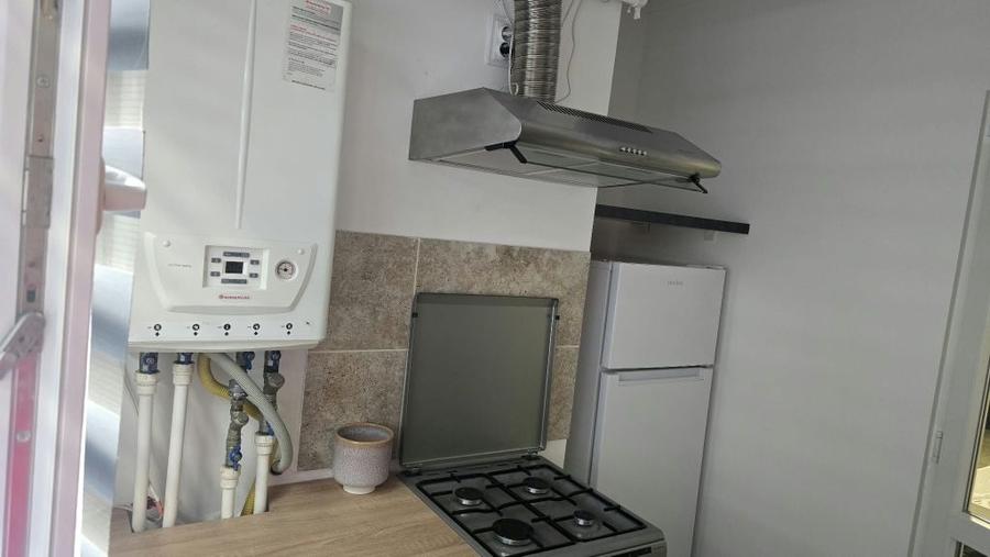 Garsonieră decomandată în Roșu