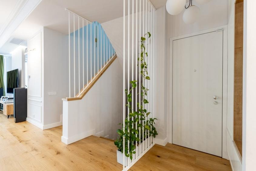 Penthouse cu 7 camere decomandat, mobilat în Polonă