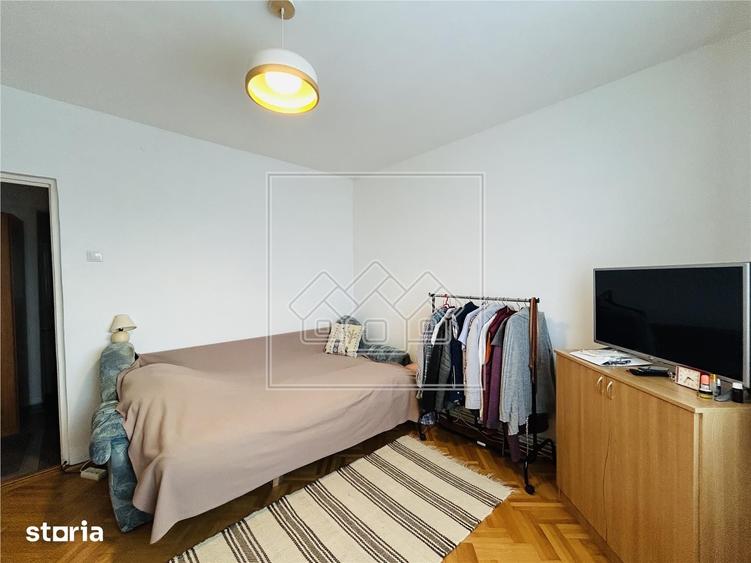 Apartament cu 3 camere decomandat în Terezian