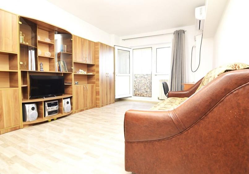 Apartament cu 3 camere semidecomandat, mobilat în Mihai Bravu