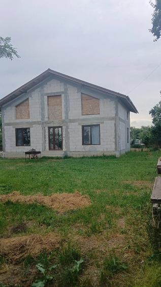 Casă cu 8 camere în Poiana