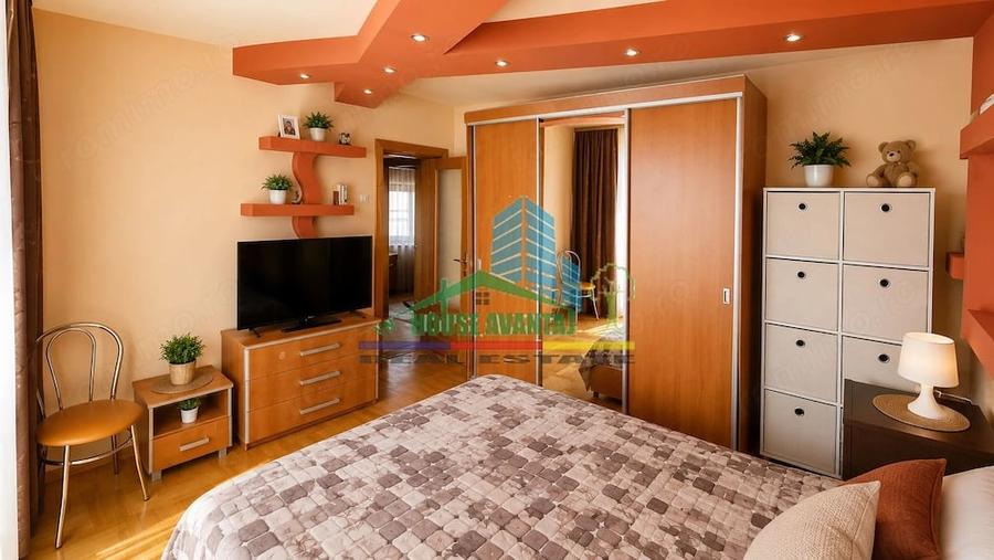Casă cu 8 camere cu Teren 500 Mp în Vest
