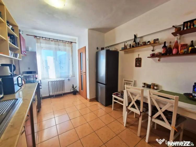 Apartament cu 4 camere decomandat în Central