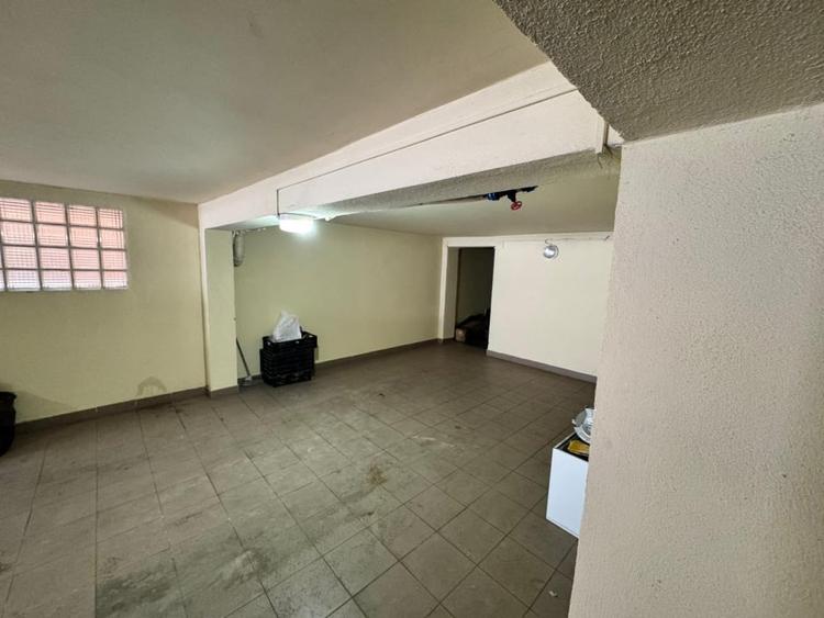 Casă individuală cu 12 camere cu Canalizare în Central