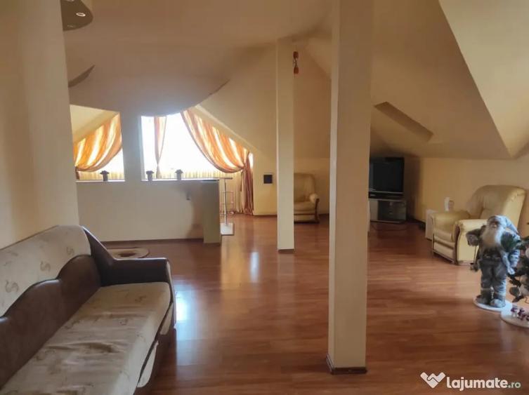 Casă cu 7 camere cu Teren 600 Mp în Central