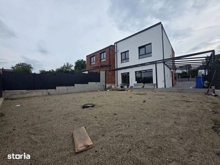 Casă cu 4 camere cu Teren 300 Mp în Merghindeal