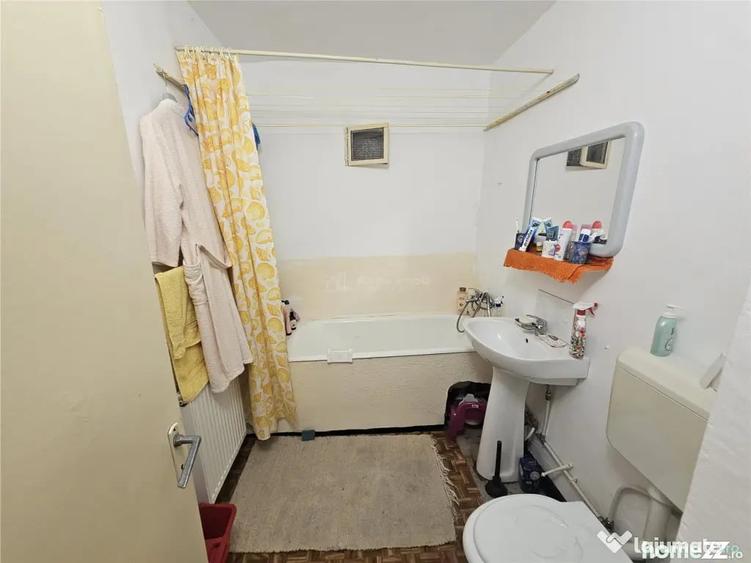 Apartament cu 3 camere decomandat în Micro IV