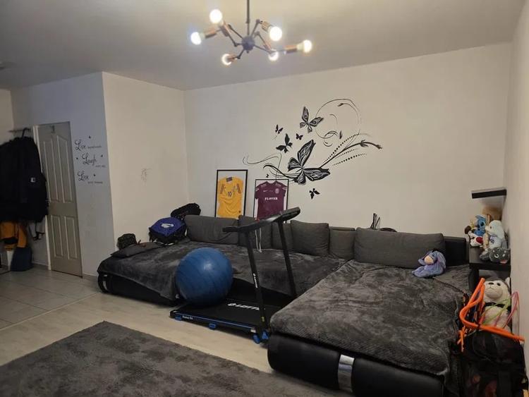 Apartament cu 3 camere semidecomandat, mobilat în Florești