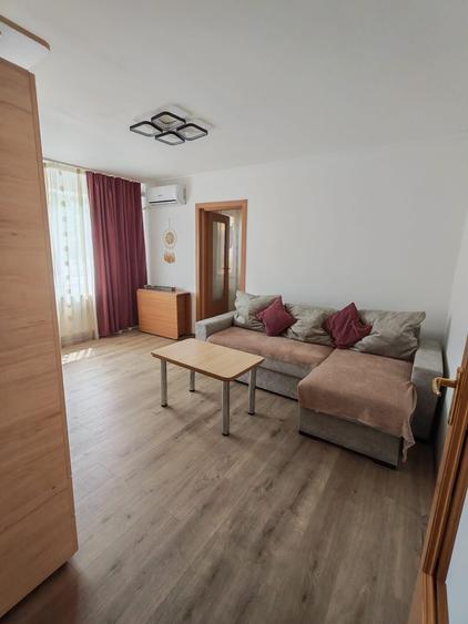 Apartament cu 3 camere semidecomandat în Palazu Mare