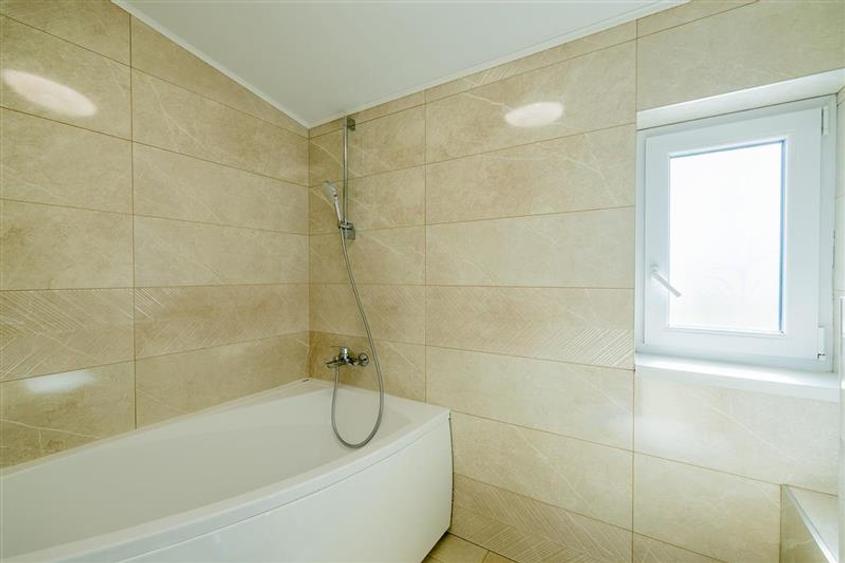 Casă cu 4 camere cu Teren 390 Mp în Sânpetru