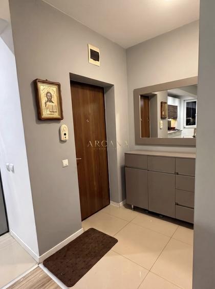 Apartament cu 3 camere semidecomandat, mobilat în Florești