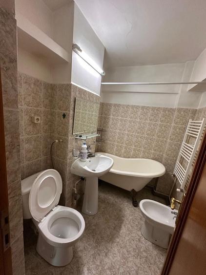 Apartament cu 3 camere decomandat în Exterior Vest