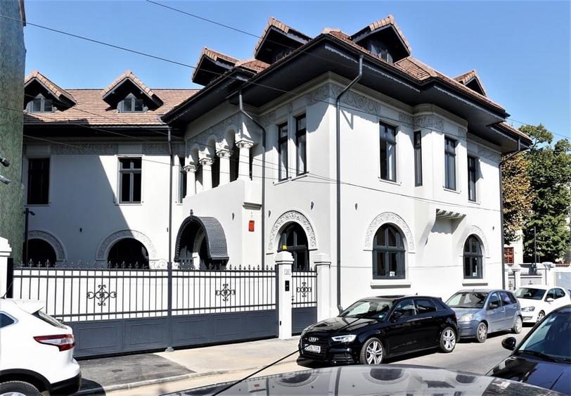 Casă cu 10 camere cu Teren 500 Mp în P-ța Romană
