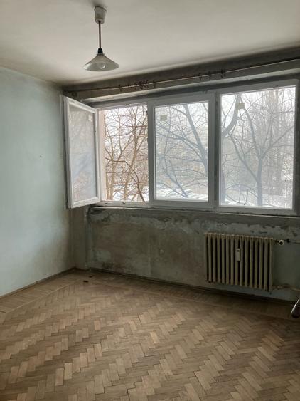 Apartament cu 3 camere semidecomandat în Titan