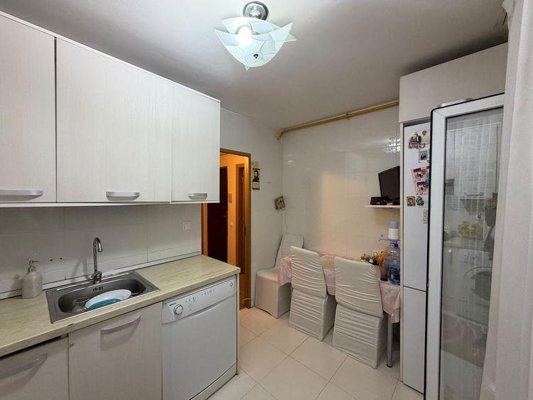 Apartament cu 3 camere decomandat, mobilat în Lipovei