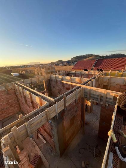 Casă cu 4 camere cu Teren 500 Mp în Sânpetru