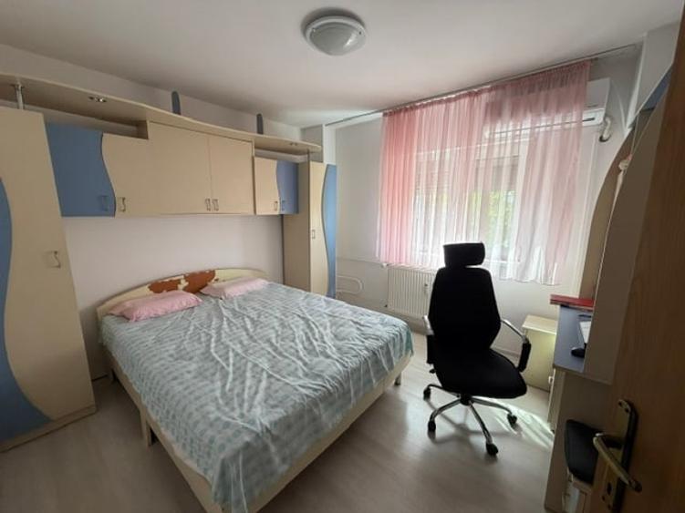 Apartament cu 4 camere semidecomandat în Tineretului